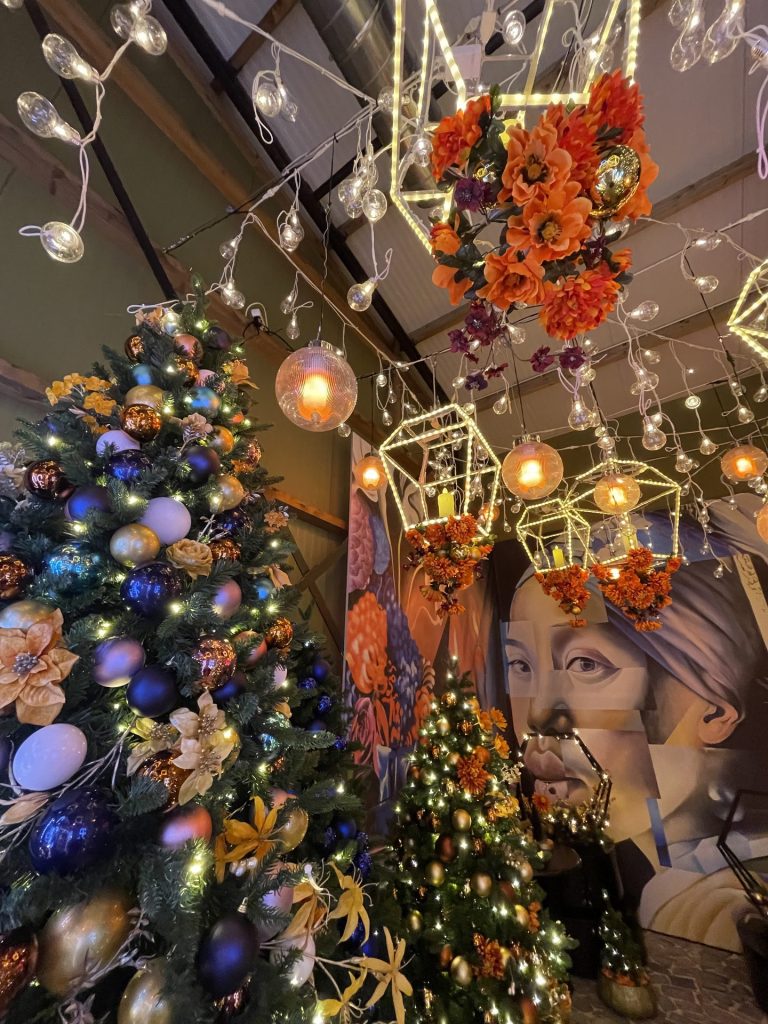 Kerstboom met sfeerverlichting en decoratie