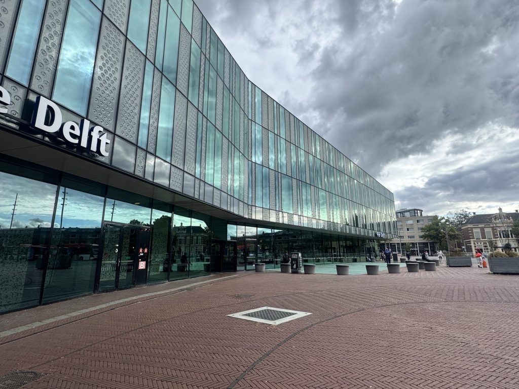 Station Delft gezien vanaf het stationsplein