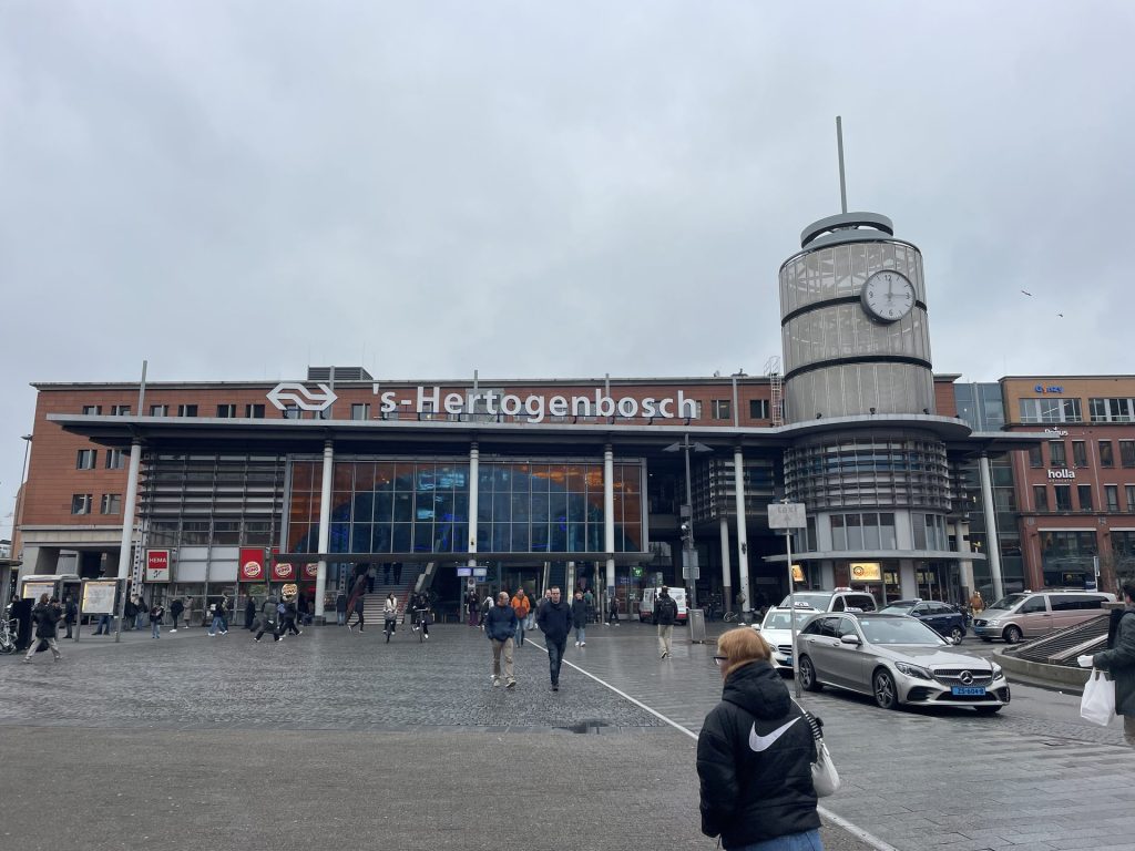 Station 's-Hertogenbosch gezien vanaf het stationsplein