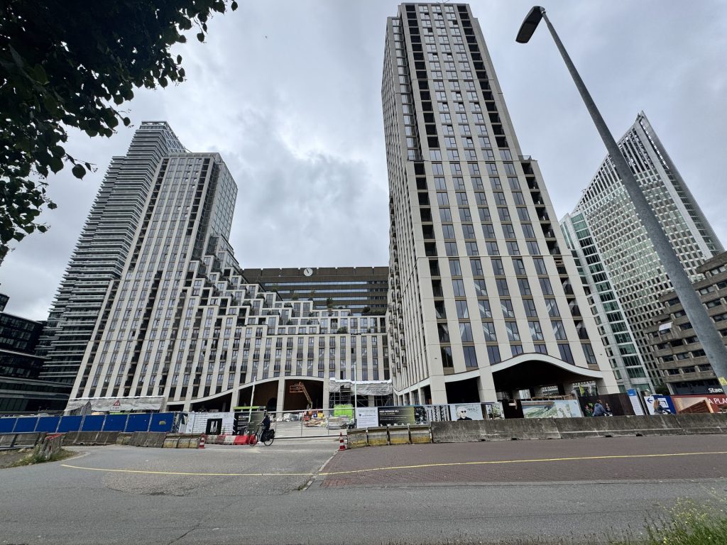 Hoogbouw bij NS station Den Haag Centraal