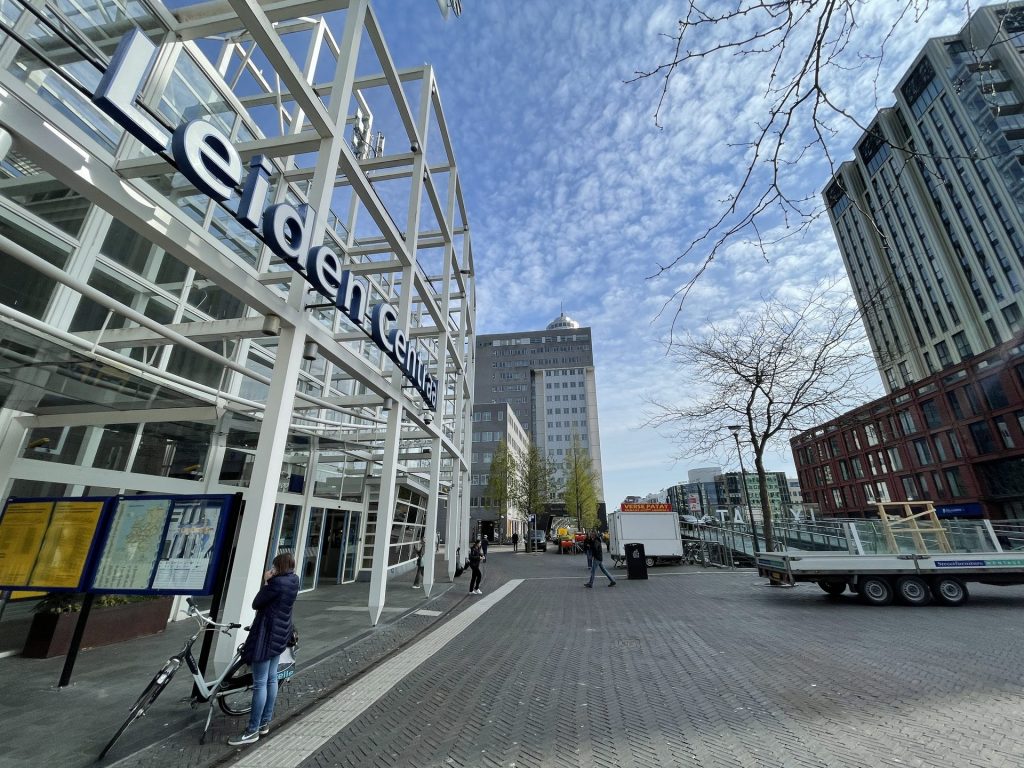 Station Leiden Centraal gezien vanaf het stationsplein
