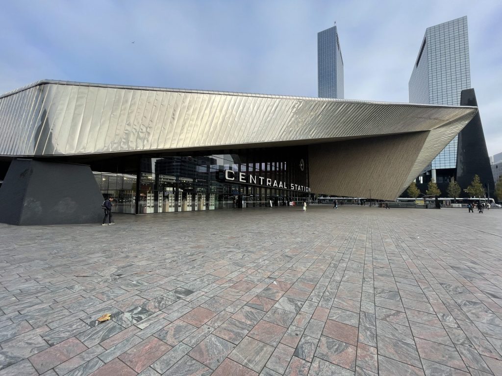 Voorgevel van NS station Rotterdam Centraal