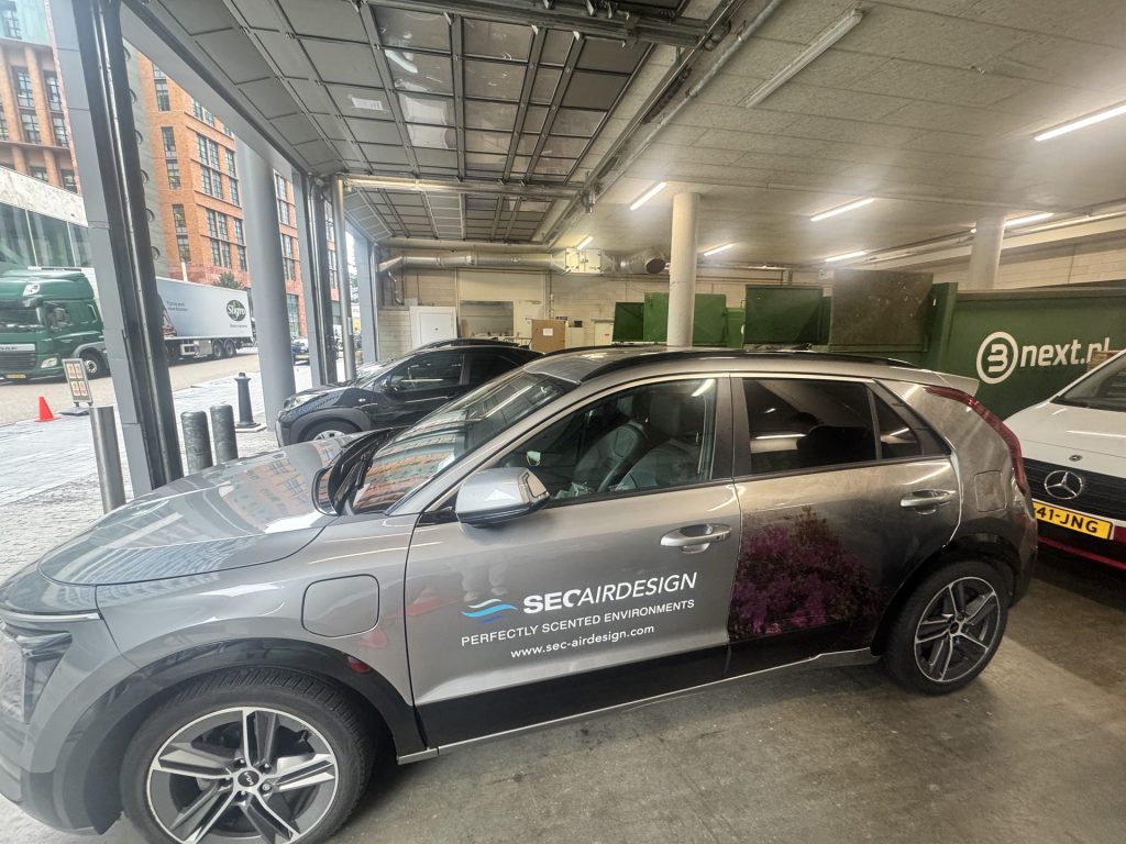 Bedrijfsauto van SEC Airdesign in een parkeergarage van een kantoorpand